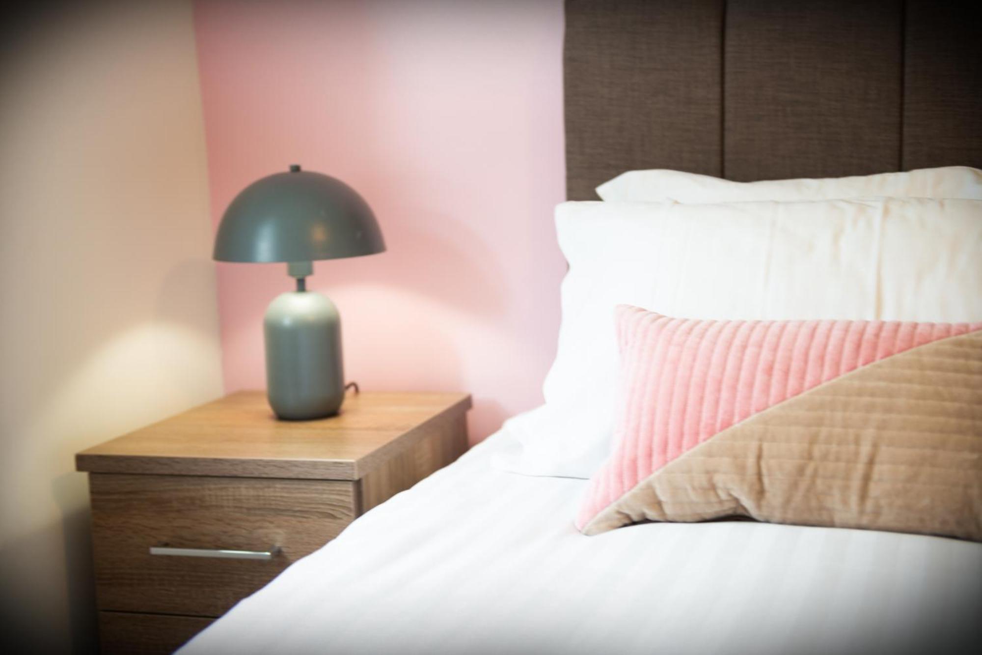 The 'Pinky' - Beautiful 1 Bed Apartment In Hatfield - Free Parking - Near Uni & Business Park - Big Savings On Long Stays Eksteriør billede
